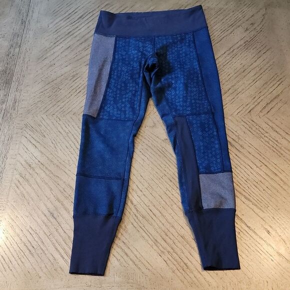 Lululemon size 6 navy leggings with floral print 💙 - Picture 1 of 10